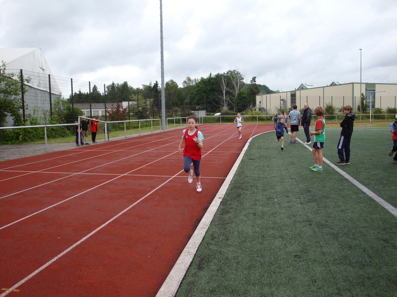 Kind beim 800m Lauf